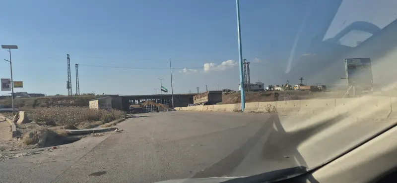 الطريق المؤدّي إلى جسر الرستن