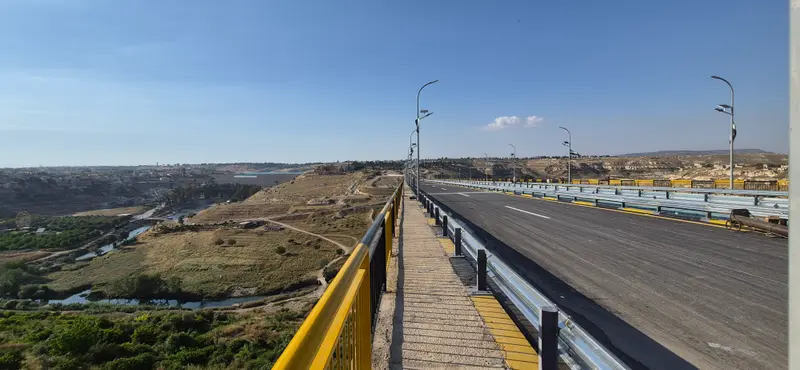 سطح الجسر الجديد يطلّ على وادي العاصي