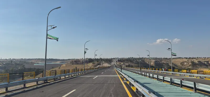 المساران الجديدان وأعمدة الإنارة