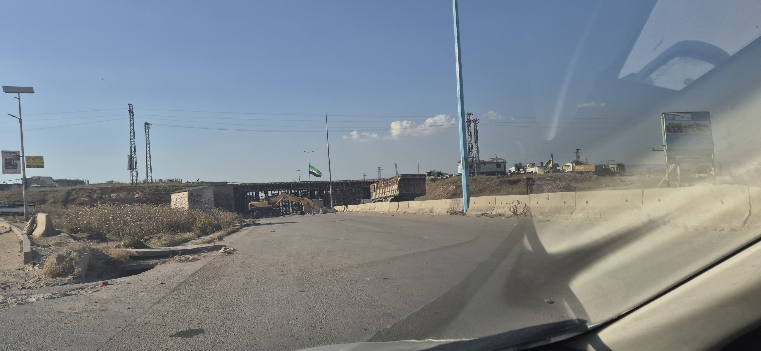 الطريق المؤدّي إلى الجسر