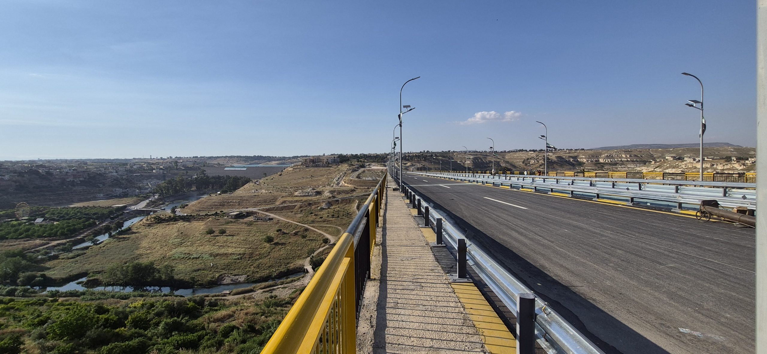 سطح الجسر الجديد يطلّ على وادي العاصي
