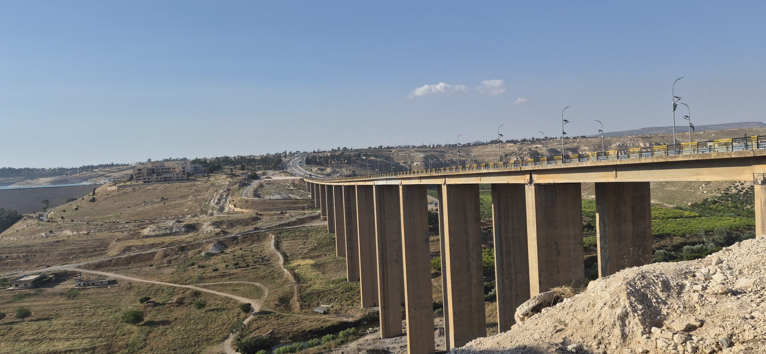 جسر الرستن المرتفع على دعائمه الخرسانية